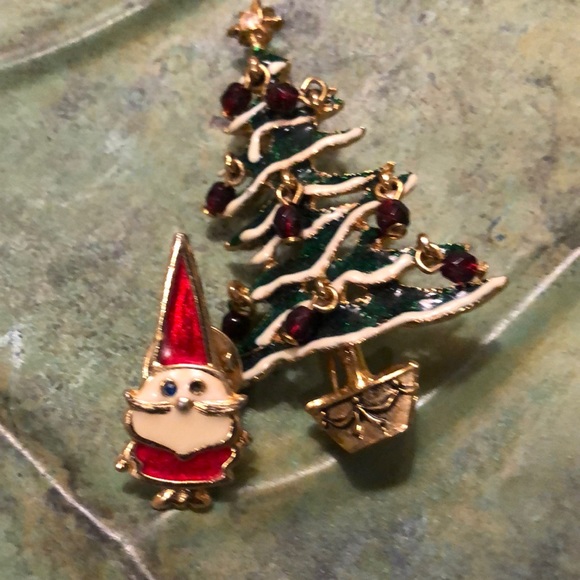Jewelry - EUC Christmas pins